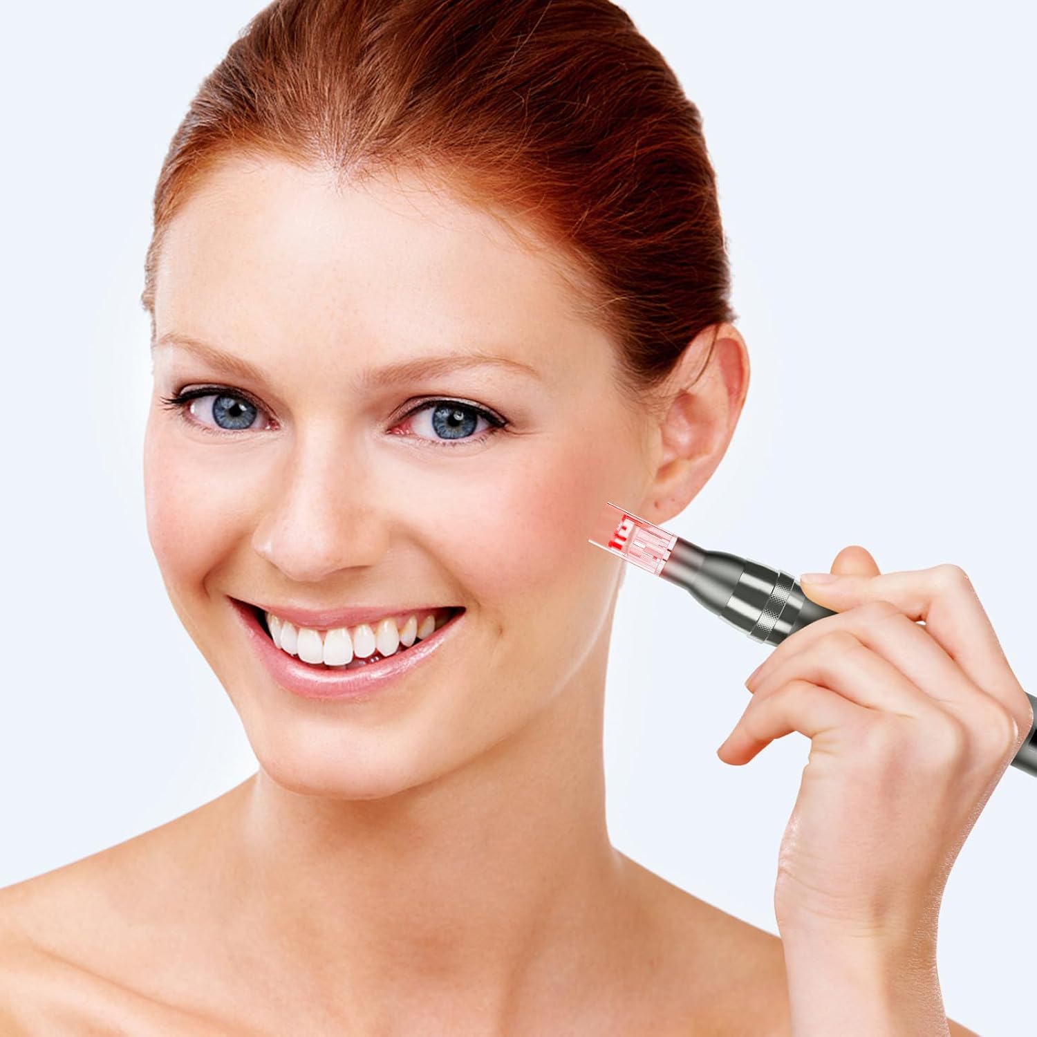 Autera – Stylo de microneedling professionnel utilisé par une femme souriante pour améliorer la texture de la peau.