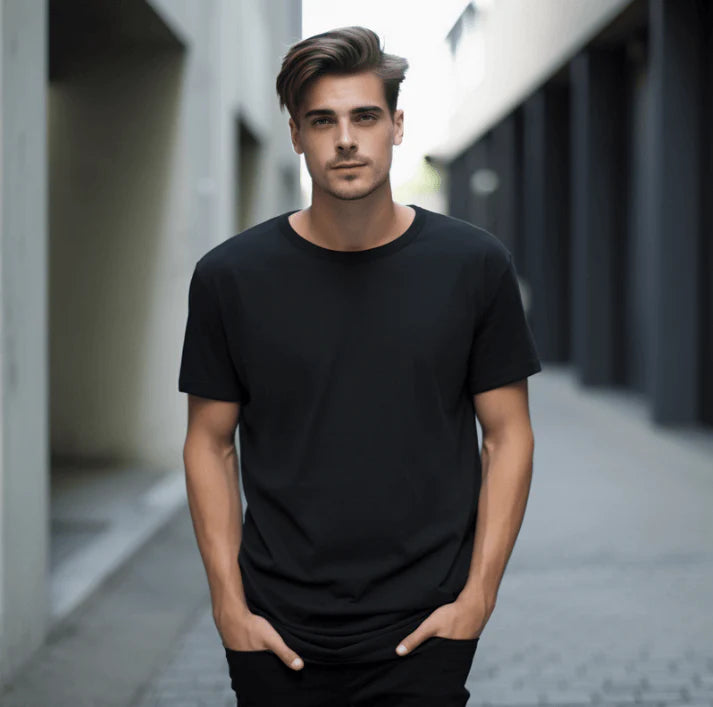 Bâton apaisant aux plantes, un homme en t-shirt noir posant dans une ruelle moderne.