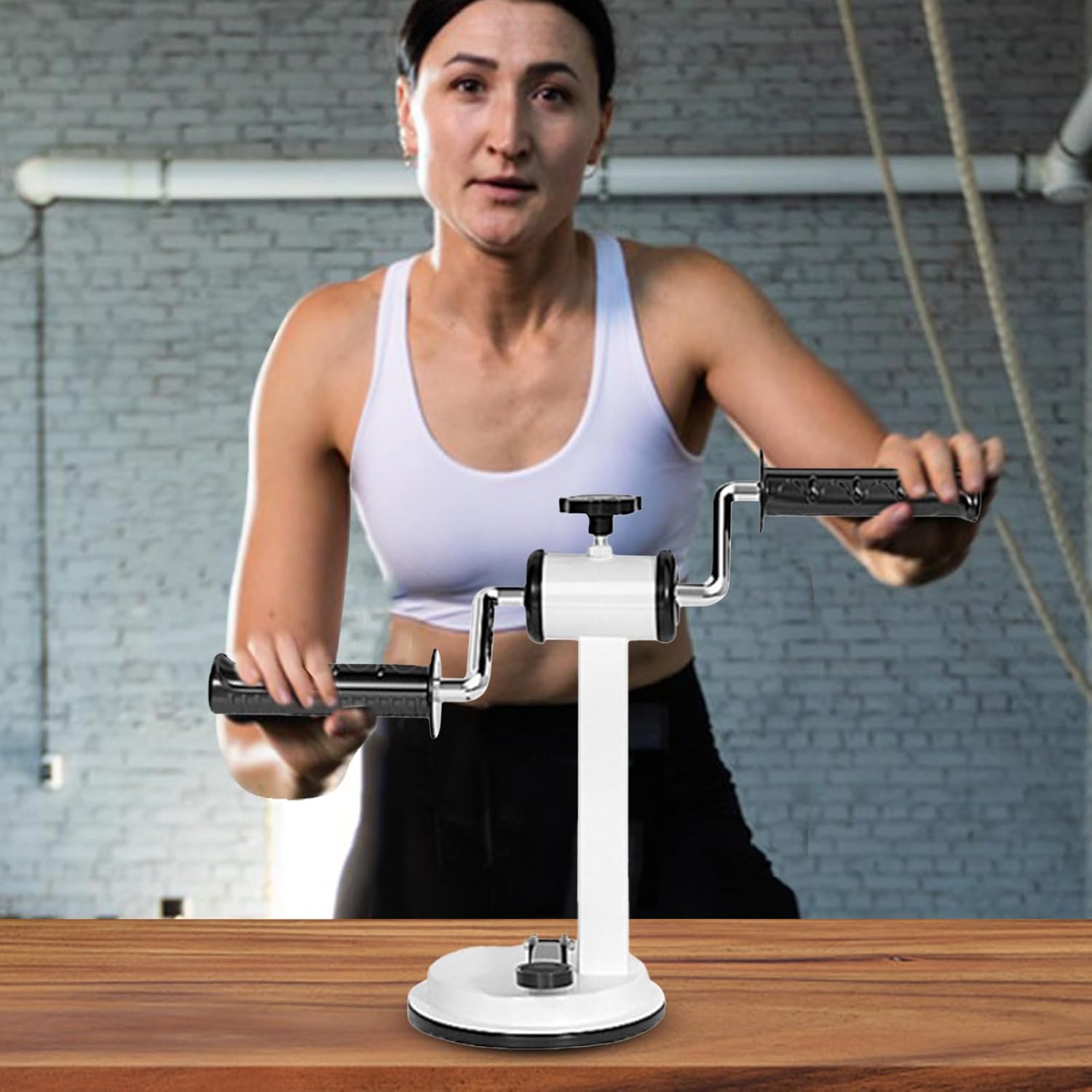 Femme utilisant l'Autera ArmFlex pour renforcer ses bras et optimiser sa récupération musculaire.