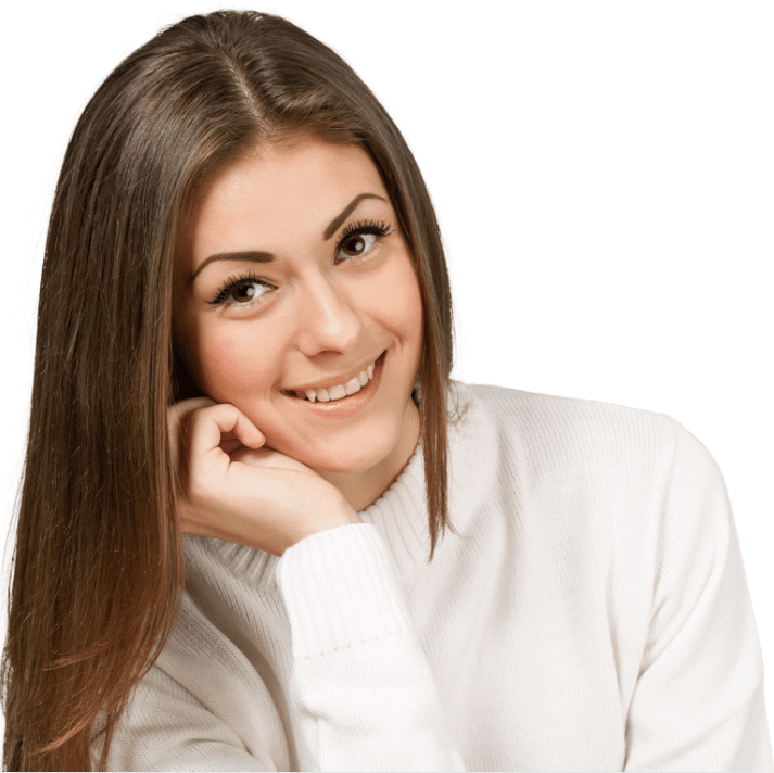 Femme souriante avec cheveux longs et bruns, portant un pull blanc, illustrant la douceur de la peau après Crème dépilatoire de luxe.