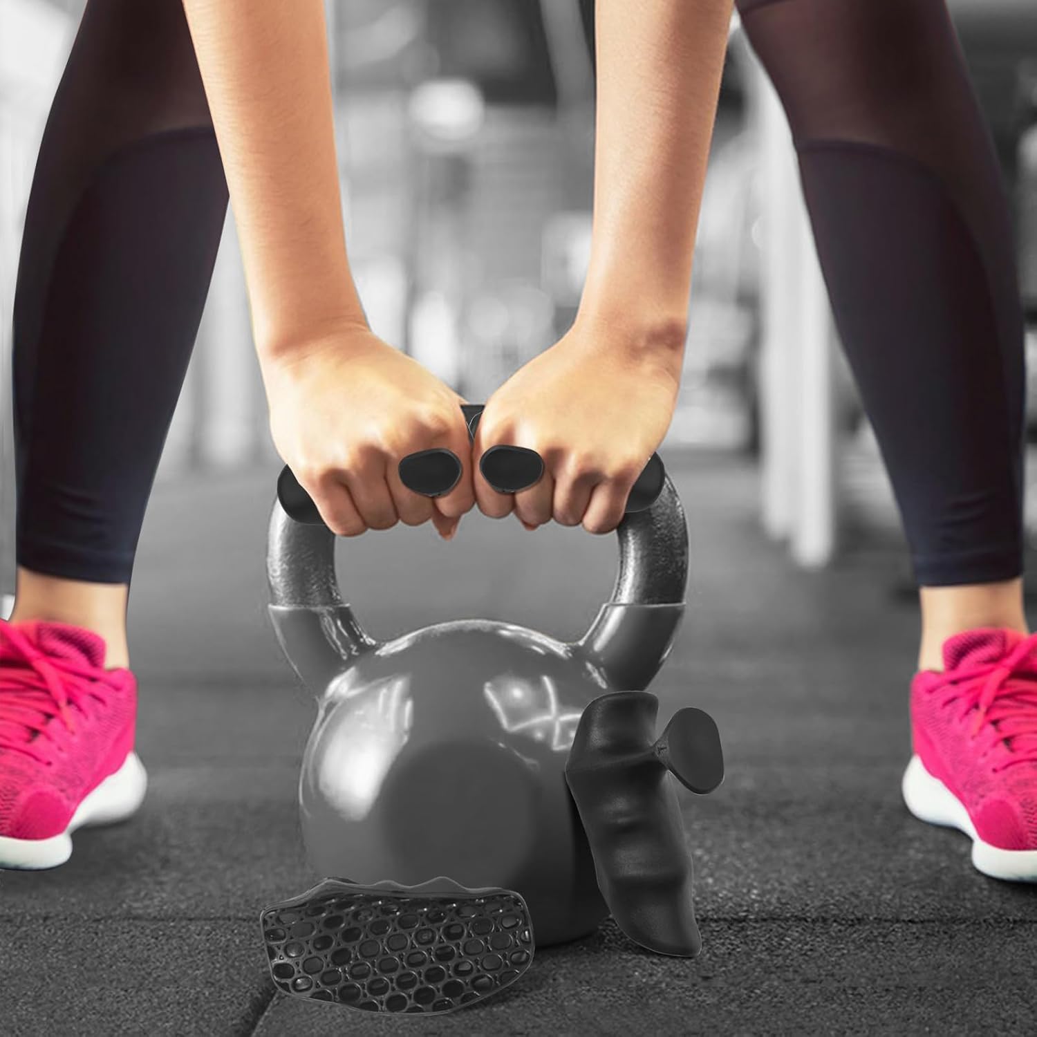 Femme utilisant des gants Autera GripForce™ pour s'entraîner avec un kettlebell en salle de sport.