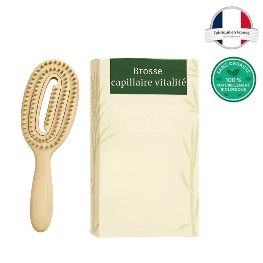 Brosse capillaire vitalité avec son emballage, fabriquée en France, accessoire de coiffage élégant et écologique.